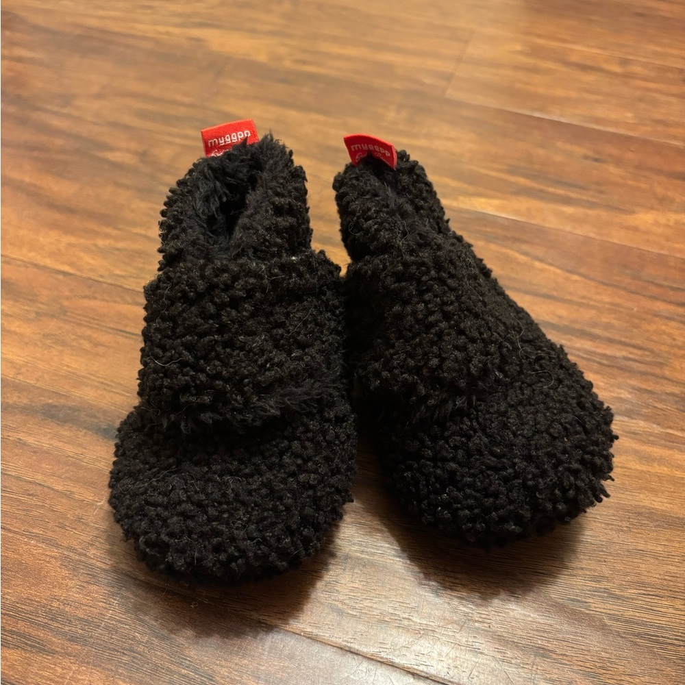 Myggpp Black Fuzzy Baby Booties